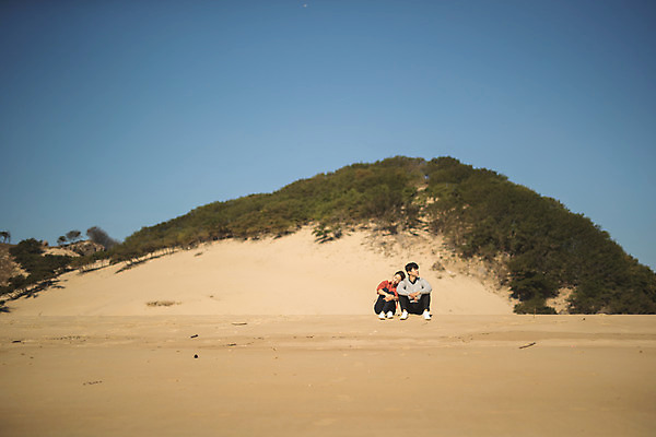 포토 JPG 주간 전신 커플 응시 여자 남자 바다 커플라이프 섬 여행 휴식 사람 앉기 성인 해변 야외 두명 앞모습 30대 기댐 다정 한국인 인천 성인만 옹진군 국내포토 자연요소 라이프스타일 시선 뷰포인트 컨셉 관계 모션 한국 동양인 장년 파일형식
