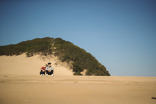 포토 JPG 주간 전신 커플 응시 여자 남자 바다 커플라이프 섬 여행 휴식 사람 앉기 성인 해변 야외 두명 앞모습 30대 기댐 다정 한국인 인천 성인만 옹진군 국내포토 자연요소 라이프스타일 시선 뷰포인트 컨셉 관계 모션 한국 동양인 장년 파일형식
