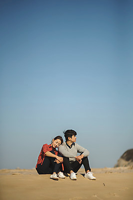 포토 JPG 주간 전신 커플 응시 여자 남자 바다 커플라이프 섬 여행 휴식 사람 성인 해변 야외 두명 앞모습 30대 눈감음 기댐 다정 한국인 인천 성인만 옹진군 국내포토 자연요소 라이프스타일 시선 뷰포인트 컨셉 관계 모션 한국 동양인 장년 파일형식