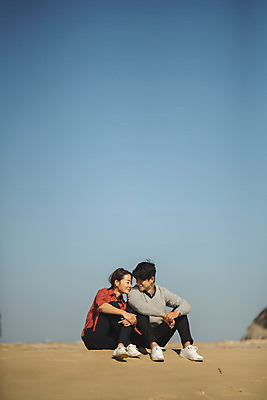 포토 JPG 주간 전신 커플 응시 여자 남자 바다 커플라이프 섬 여행 휴식 미소 사람 앉기 성인 해변 야외 두명 앞모습 30대 마주보기 기댐 다정 한국인 인천 성인만 옹진군 국내포토 자연요소 라이프스타일 시선 뷰포인트 컨셉 관계 모션 한국 표정 동양인 장년 파일형식