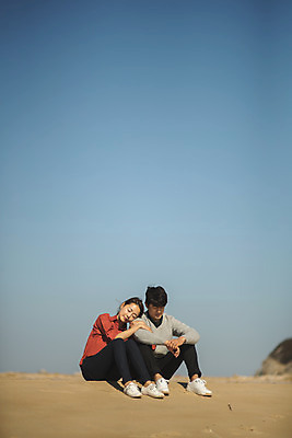 포토 JPG 주간 전신 커플 응시 여자 남자 바다 커플라이프 섬 여행 휴식 미소 사람 앉기 성인 해변 야외 두명 앞모습 30대 눈감음 기댐 다정 한국인 인천 성인만 옹진군 국내포토 자연요소 라이프스타일 시선 뷰포인트 컨셉 관계 모션 한국 표정 동양인 장년 파일형식