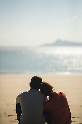 포토 JPG 주간 커플 여자 남자 바다 커플라이프 섬 여행 사람 앉기 상반신 성인 해변 야외 두명 뒷모습 30대 기댐 다정 한국인 인천 성인만 옹진군 국내포토 자연요소 라이프스타일 뷰포인트 컨셉 관계 모션 한국 동양인 장년 파일형식