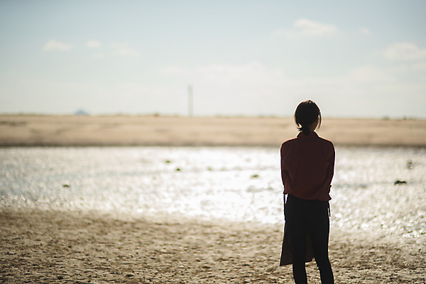 포토 JPG 주간 응시 여자 바다 섬 여행 생각 한명 서기 사람 상반신 성인 야외 뒷모습 30대 한국인 인천 성인여자한명만 옹진군 국내포토 자연요소 1 시선 뷰포인트 모션 한국 동양인 장년 여자한명만 성인여자만 파일형식