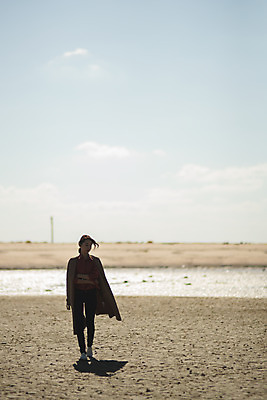 포토 JPG 주간 전신 응시 여자 바다 섬 여행 생각 한명 사람 성인 해변 야외 앞모습 30대 걷기 팔짱 한국인 인천 성인여자한명만 옹진군 국내포토 자연요소 1 시선 뷰포인트 모션 한국 동양인 장년 여자한명만 성인여자만 파일형식