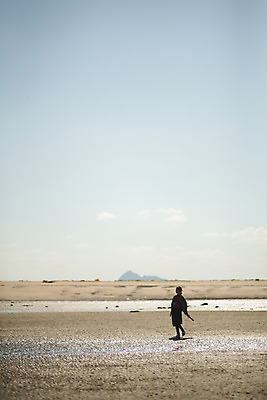 포토 JPG 주간 전신 응시 여자 바다 섬 여행 생각 한명 사람 성인 해변 야외 옆모습 30대 걷기 한국인 인천 성인여자한명만 옹진군 국내포토 자연요소 1 시선 뷰포인트 모션 한국 동양인 장년 여자한명만 성인여자만 파일형식