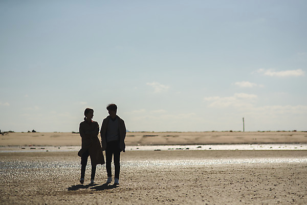 포토 JPG 주간 전신 커플 응시 여자 남자 바다 커플라이프 섬 여행 사람 성인 야외 두명 앞모습 30대 마주보기 걷기 다정 한국인 인천 성인만 옹진군 국내포토 자연요소 라이프스타일 시선 뷰포인트 컨셉 관계 모션 한국 동양인 장년 파일형식