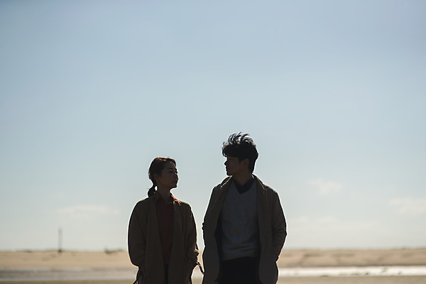 포토 JPG 주간 커플 응시 여자 남자 커플라이프 섬 여행 서기 사람 상반신 성인 야외 두명 앞모습 30대 다정 한국인 인천 성인만 옹진군 국내포토 자연요소 라이프스타일 시선 뷰포인트 컨셉 관계 모션 한국 동양인 장년 파일형식