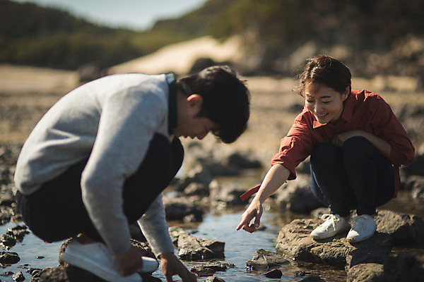포토 JPG 주간 전신 커플 응시 여자 남자 바다 커플라이프 섬 여행 미소 사람 앉기 성인 야외 두명 앞모습 옆모습 30대 다정 한국인 가리킴 인천 성인만 옹진군 국내포토 자연요소 라이프스타일 시선 뷰포인트 컨셉 관계 모션 한국 표정 동양인 손짓 장년 파일형식