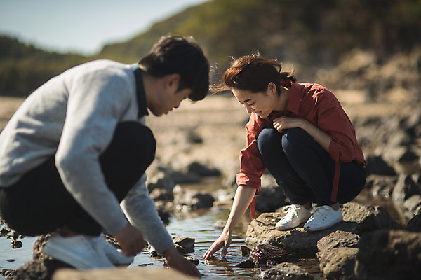 포토 JPG 주간 전신 커플 응시 여자 남자 바다 커플라이프 섬 여행 미소 사람 앉기 성인 야외 두명 옆모습 30대 다정 한국인 바위 인천 성인만 옹진군 국내포토 자연요소 라이프스타일 시선 뷰포인트 컨셉 관계 모션 한국 표정 동양인 장년 돌_바위 파일형식