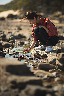 포토 JPG 주간 전신 응시 여자 바다 섬 여행 생각 휴식 한명 사람 앉기 성인 야외 옆모습 물 30대 만지기 한국인 인천 성인여자한명만 옹진군 국내포토 자연요소 1 시선 뷰포인트 컨셉 모션 한국 동양인 장년 여자한명만 성인여자만 파일형식