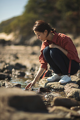 포토 JPG 주간 전신 응시 여자 바다 섬 여행 생각 휴식 한명 미소 사람 앉기 성인 야외 옆모습 물 30대 만지기 한국인 인천 성인여자한명만 옹진군 국내포토 자연요소 1 시선 뷰포인트 컨셉 모션 한국 표정 동양인 장년 여자한명만 성인여자만 파일형식