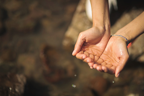 포토 JPG 주간 손 여자 바다 섬 여행 손바닥 한명 사람 앉기 성인 야외 신체부위 물 30대 한국인 담기 인천 성인여자한명만 옹진군 국내포토 자연요소 1 모션 한국 동양인 장년 여자한명만 성인여자만 파일형식