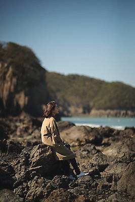 포토 JPG 주간 전신 응시 여자 바다 섬 여행 휴식 한명 사람 앉기 성인 야외 옆모습 30대 한국인 바위 인천 성인여자한명만 옹진군 국내포토 자연요소 1 시선 뷰포인트 컨셉 모션 한국 동양인 장년 돌_바위 여자한명만 성인여자만 파일형식