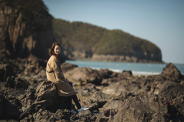 포토 JPG 주간 전신 응시 여자 바다 섬 여행 휴식 한명 사람 앉기 성인 야외 옆모습 30대 한국인 바위 인천 성인여자한명만 옹진군 국내포토 자연요소 1 시선 뷰포인트 컨셉 모션 한국 동양인 장년 여자한명만 성인여자만 파일형식