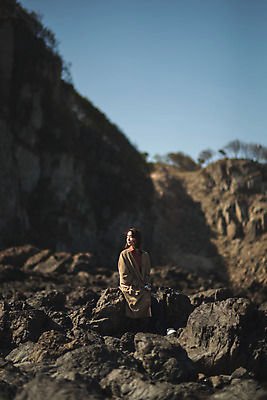 포토 JPG 주간 전신 응시 여자 바다 섬 여행 휴식 한명 사람 앉기 성인 야외 옆모습 30대 한국인 바위 인천 성인여자한명만 옹진군 국내포토 자연요소 1 시선 뷰포인트 컨셉 모션 한국 동양인 장년 돌_바위 여자한명만 성인여자만 파일형식
