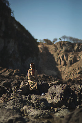 포토 JPG 주간 전신 응시 여자 바다 섬 여행 휴식 한명 사람 앉기 성인 야외 옆모습 30대 한국인 바위 인천 성인여자한명만 옹진군 국내포토 자연요소 1 시선 뷰포인트 컨셉 모션 한국 동양인 장년 돌_바위 여자한명만 성인여자만 파일형식