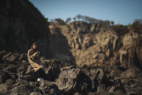 포토 JPG 주간 전신 응시 여자 바다 섬 여행 휴식 한명 사람 앉기 성인 야외 옆모습 30대 스마트폰 한국인 바위 잡기 인천 성인여자한명만 옹진군 국내포토 자연요소 1 시선 뷰포인트 컨셉 모션 한국 동양인 장년 핸드폰 스마트기기 돌_바위 여자한명만 성인여자만 파일형식