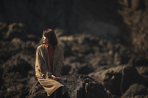 포토 JPG 주간 전신 응시 여자 바다 섬 여행 휴식 한명 사람 앉기 상반신 성인 야외 앞모습 30대 한국인 바위 인천 성인여자한명만 옹진군 국내포토 자연요소 1 시선 뷰포인트 컨셉 모션 한국 동양인 장년 돌_바위 여자한명만 성인여자만 파일형식