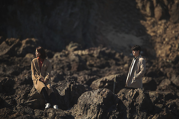 포토 JPG 주간 전신 커플 응시 여자 남자 바다 커플라이프 섬 여행 서기 사람 앉기 성인 야외 두명 옆모습 30대 다정 한국인 주머니손 인천 성인만 옹진군 국내포토 자연요소 라이프스타일 시선 뷰포인트 컨셉 관계 모션 한국 동양인 장년 파일형식