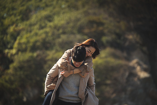 포토 JPG 주간 커플 응시 여자 남자 바다 커플라이프 섬 여행 서기 미소 사람 상반신 성인 야외 두명 앞모습 30대 다정 한국인 업기 인천 성인만 옹진군 국내포토 자연요소 라이프스타일 시선 뷰포인트 컨셉 관계 모션 한국 표정 동양인 장년 파일형식