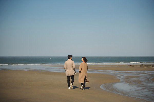 포토 JPG 주간 전신 커플 응시 여자 남자 바다 커플라이프 섬 여행 사람 성인 해변 야외 두명 뒷모습 30대 마주보기 걷기 다정 한국인 인천 성인만 옹진군 국내포토 자연요소 라이프스타일 시선 뷰포인트 컨셉 관계 모션 한국 동양인 장년 파일형식