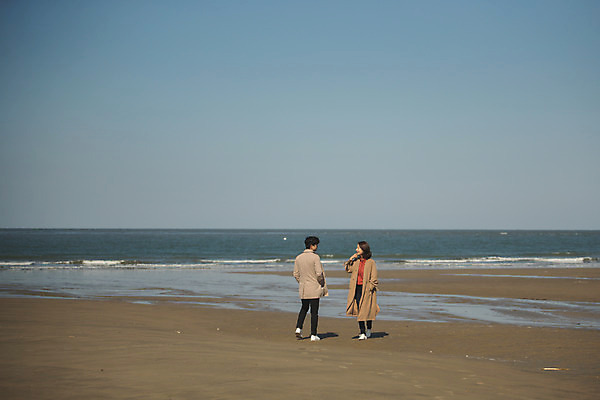 포토 JPG 주간 전신 커플 응시 여자 남자 바다 커플라이프 섬 여행 사람 성인 해변 야외 두명 앞모습 뒷모습 30대 마주보기 걷기 다정 한국인 인천 성인만 옹진군 국내포토 자연요소 라이프스타일 시선 뷰포인트 컨셉 관계 모션 한국 동양인 장년 파일형식