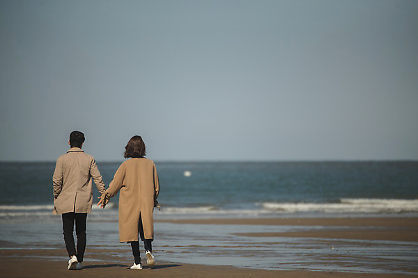 포토 JPG 주간 전신 커플 응시 여자 남자 바다 커플라이프 섬 여행 사람 성인 야외 두명 뒷모습 30대 걷기 손잡기 다정 한국인 인천 성인만 옹진군 국내포토 자연요소 라이프스타일 시선 뷰포인트 컨셉 관계 모션 한국 동양인 장년 파일형식