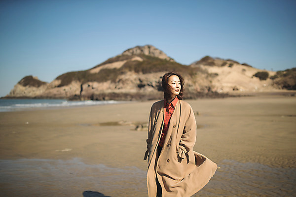 포토 JPG 주간 응시 여자 바다 섬 여행 한명 사람 상반신 성인 해변 야외 앞모습 30대 걷기 한국인 인천 성인여자한명만 옹진군 국내포토 자연요소 1 시선 뷰포인트 모션 한국 동양인 장년 여자한명만 성인여자만 파일형식