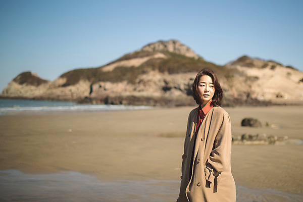 포토 JPG 주간 응시 여자 바다 섬 여행 한명 사람 상반신 성인 해변 야외 앞모습 30대 걷기 한국인 주머니손 인천 성인여자한명만 옹진군 국내포토 자연요소 1 시선 뷰포인트 모션 한국 동양인 장년 여자한명만 성인여자만 파일형식