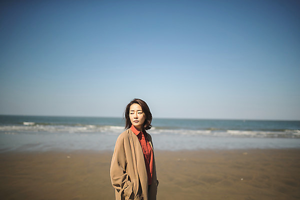 포토 JPG 주간 응시 여자 바다 섬 여행 한명 사람 상반신 성인 해변 야외 옆모습 30대 걷기 한국인 주머니손 인천 성인여자한명만 옹진군 국내포토 자연요소 1 시선 뷰포인트 모션 한국 동양인 장년 여자한명만 성인여자만 파일형식