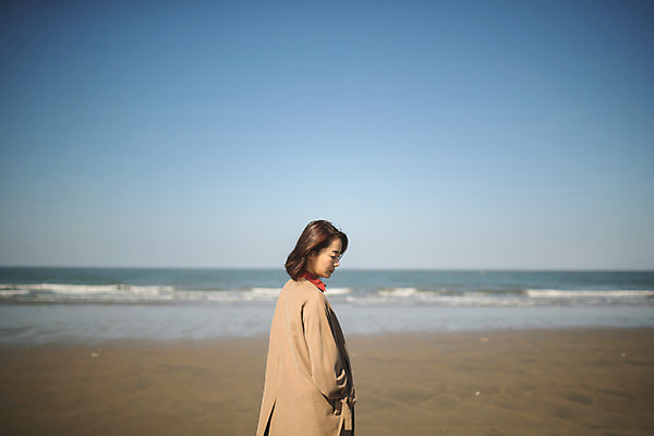 포토 JPG 주간 응시 여자 바다 섬 여행 한명 사람 상반신 성인 해변 야외 옆모습 30대 걷기 한국인 주머니손 인천 성인여자한명만 옹진군 국내포토 자연요소 1 시선 뷰포인트 모션 한국 동양인 장년 여자한명만 성인여자만 파일형식