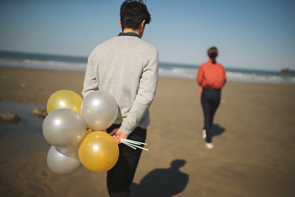 포토 JPG 주간 전신 커플 응시 여자 남자 바다 커플라이프 섬 여행 들기 사람 이벤트 상반신 성인 야외 두명 뒷모습 아웃포커스 30대 걷기 다정 한국인 풍선 서프라이즈 인천 숨김 성인만 옹진군 국내포토 자연요소 라이프스타일 시선 뷰포인트 컨셉 관계 모션 한국 촬영기법 동양인 장년 파일형식