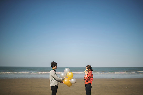 포토 JPG 주간 커플 응시 여자 남자 바다 커플라이프 섬 여행 서기 들기 사람 이벤트 상반신 성인 야외 두명 옆모습 30대 다정 한국인 주기 풍선 서프라이즈 인천 성인만 옹진군 국내포토 자연요소 라이프스타일 시선 뷰포인트 컨셉 관계 모션 한국 동양인 장년 파일형식