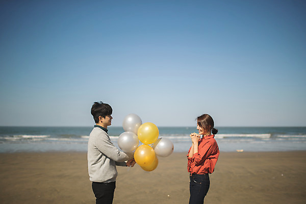 포토 JPG 주간 커플 응시 여자 남자 바다 커플라이프 섬 여행 서기 미소 들기 사람 이벤트 상반신 성인 야외 두명 옆모습 30대 다정 한국인 주기 풍선 서프라이즈 인천 성인만 옹진군 국내포토 자연요소 라이프스타일 시선 뷰포인트 컨셉 관계 모션 한국 표정 동양인 장년 파일형식