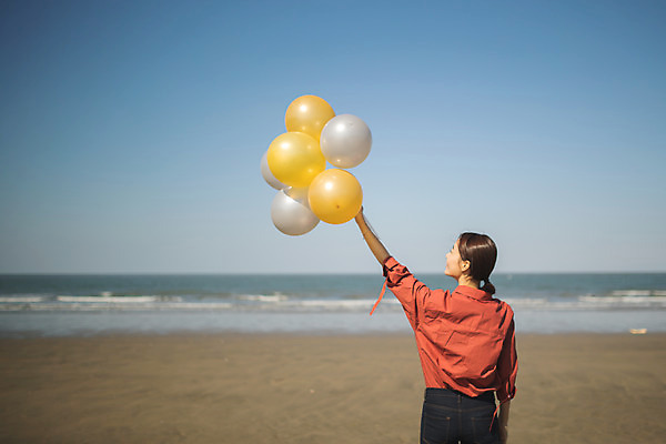 포토 JPG 주간 응시 여자 바다 섬 여행 한명 서기 미소 들기 사람 상반신 성인 야외 뒷모습 30대 한국인 풍선 인천 성인여자한명만 옹진군 국내포토 자연요소 1 시선 뷰포인트 모션 한국 표정 동양인 장년 여자한명만 성인여자만 파일형식