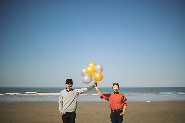 포토 JPG 주간 커플 응시 여자 남자 바다 커플라이프 섬 여행 서기 미소 들기 사람 상반신 성인 야외 두명 앞모습 30대 다정 한국인 주머니손 풍선 인천 성인만 옹진군 국내포토 자연요소 라이프스타일 시선 뷰포인트 컨셉 관계 모션 한국 표정 동양인 장년 파일형식