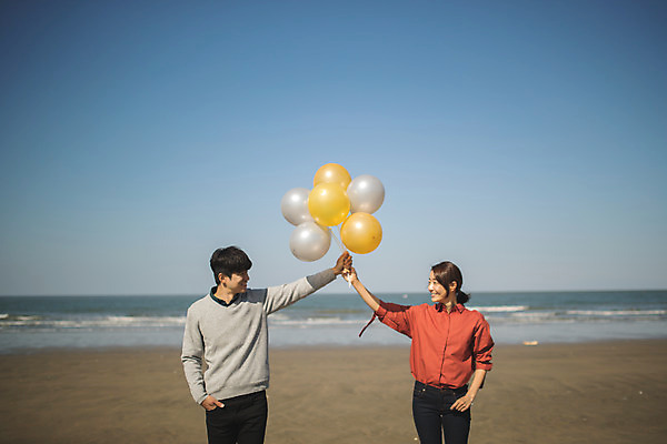 포토 JPG 주간 커플 응시 여자 남자 바다 커플라이프 섬 여행 서기 미소 들기 사람 상반신 성인 야외 두명 앞모습 30대 마주보기 다정 한국인 주머니손 풍선 인천 성인만 옹진군 국내포토 자연요소 라이프스타일 시선 뷰포인트 컨셉 관계 모션 한국 표정 동양인 장년 파일형식