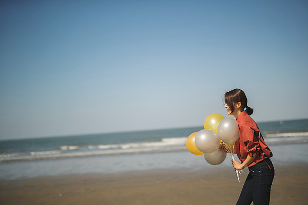 포토 JPG 주간 여자 바다 섬 여행 한명 서기 미소 들기 사람 상반신 성인 야외 옆모습 30대 기쁨 한국인 풍선 인천 성인여자한명만 옹진군 국내포토 자연요소 1 감정 뷰포인트 모션 한국 표정 동양인 장년 여자한명만 성인여자만 파일형식