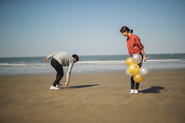 포토 JPG 주간 전신 커플 응시 여자 남자 바다 커플라이프 섬 여행 바닥 서기 미소 들기 사람 성인 야외 두명 옆모습 30대 다정 한국인 하트 그리기 풍선 인천 성인만 옹진군 국내포토 자연요소 모양 라이프스타일 시선 뷰포인트 컨셉 관계 모션 한국 표정 동양인 장년 파일형식