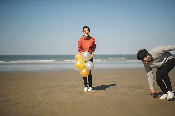 포토 JPG 주간 전신 커플 응시 여자 남자 바다 커플라이프 섬 여행 바닥 서기 미소 들기 사람 성인 야외 두명 앞모습 옆모습 30대 다정 한국인 하트 그리기 풍선 인천 성인만 옹진군 국내포토 자연요소 모양 라이프스타일 시선 뷰포인트 컨셉 관계 모션 한국 표정 동양인 장년 파일형식