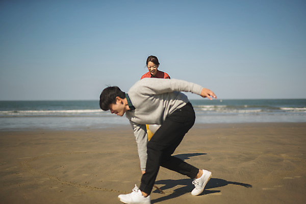 포토 JPG 주간 전신 커플 응시 여자 남자 바다 커플라이프 섬 여행 바닥 서기 미소 들기 사람 성인 야외 두명 앞모습 옆모습 30대 다정 한국인 하트 그리기 풍선 인천 성인만 옹진군 국내포토 자연요소 모양 라이프스타일 시선 뷰포인트 컨셉 관계 모션 한국 표정 동양인 장년 파일형식