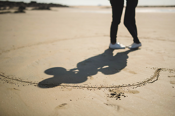 포토 JPG 주간 커플 여자 남자 바다 커플라이프 섬 여행 서기 사람 성인 야외 두명 옆모습 30대 다정 한국인 하반신 하트 인천 들어가기 성인만 옹진군 국내포토 자연요소 모양 라이프스타일 뷰포인트 컨셉 관계 모션 한국 동양인 장년 파일형식