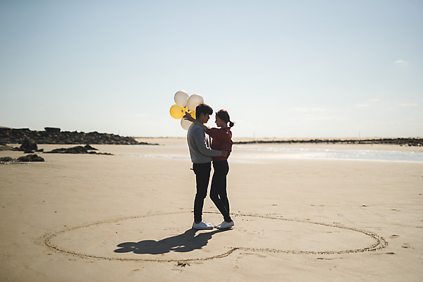 포토 JPG 주간 전신 커플 여자 남자 바다 커플라이프 섬 여행 안기 서기 들기 사람 성인 야외 두명 옆모습 30대 다정 한국인 하트 풍선 인천 성인만 옹진군 국내포토 자연요소 모양 라이프스타일 뷰포인트 컨셉 관계 모션 한국 동양인 장년 파일형식