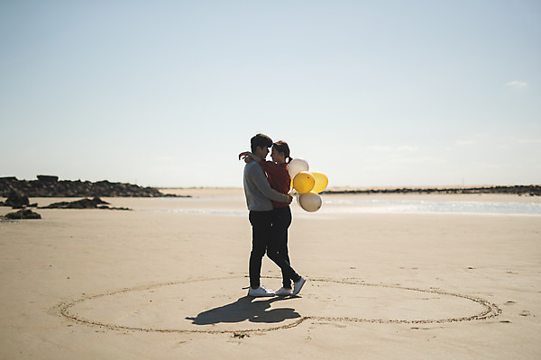 포토 JPG 주간 전신 커플 여자 남자 바다 커플라이프 섬 여행 안기 서기 들기 사람 성인 야외 두명 옆모습 30대 다정 한국인 하트 풍선 인천 들어가기 성인만 옹진군 국내포토 자연요소 모양 라이프스타일 뷰포인트 컨셉 관계 모션 한국 동양인 장년 파일형식