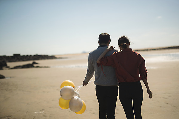 포토 JPG 주간 커플 여자 남자 바다 커플라이프 섬 여행 들기 사람 상반신 성인 야외 두명 뒷모습 30대 걷기 다정 한국인 풍선 인천 성인만 옹진군 국내포토 자연요소 라이프스타일 뷰포인트 컨셉 관계 모션 한국 동양인 장년 파일형식