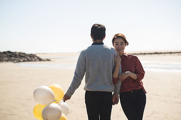 포토 JPG 주간 커플 여자 남자 커플라이프 섬 여행 미소 들기 사람 상반신 성인 야외 두명 앞모습 뒷모습 30대 걷기 다정 한국인 풍선 인천 성인만 옹진군 국내포토 자연요소 라이프스타일 뷰포인트 컨셉 관계 모션 한국 표정 동양인 장년 파일형식 아시아 인종 생활 나라