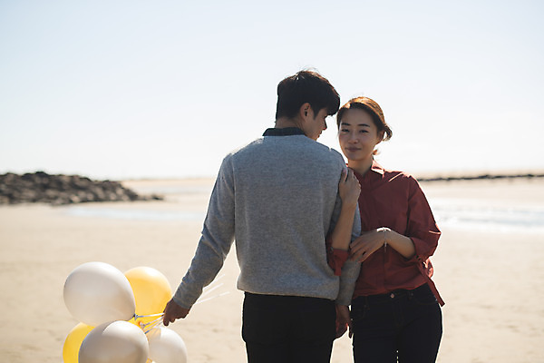 포토 JPG 주간 커플 여자 남자 커플라이프 섬 여행 미소 들기 사람 상반신 성인 야외 두명 앞모습 뒷모습 30대 걷기 다정 한국인 풍선 인천 성인만 옹진군 국내포토 자연요소 라이프스타일 뷰포인트 컨셉 관계 모션 한국 표정 동양인 장년 파일형식