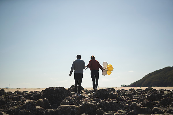 포토 JPG 주간 전신 커플 여자 남자 바다 커플라이프 섬 여행 미소 들기 사람 성인 야외 두명 뒷모습 30대 걷기 다정 한국인 풍선 인천 성인만 옹진군 국내포토 자연요소 라이프스타일 뷰포인트 컨셉 관계 모션 한국 표정 동양인 장년 파일형식