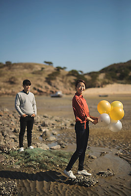 포토 JPG 주간 전신 커플 여자 남자 바다 커플라이프 섬 여행 미소 들기 사람 성인 야외 두명 옆모습 30대 걷기 다정 기쁨 한국인 풍선 인천 성인만 옹진군 국내포토 자연요소 라이프스타일 감정 뷰포인트 컨셉 관계 모션 한국 표정 동양인 장년 파일형식