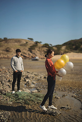 포토 JPG 주간 전신 커플 여자 남자 바다 커플라이프 섬 여행 미소 들기 사람 성인 야외 두명 옆모습 30대 걷기 다정 기쁨 한국인 풍선 인천 성인만 옹진군 국내포토 자연요소 라이프스타일 감정 뷰포인트 컨셉 관계 모션 한국 표정 동양인 장년 파일형식